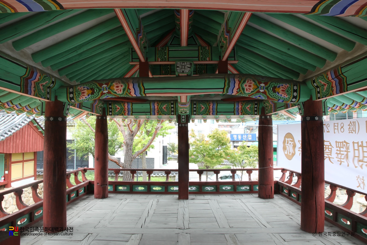 양산향교 외삼문 내부