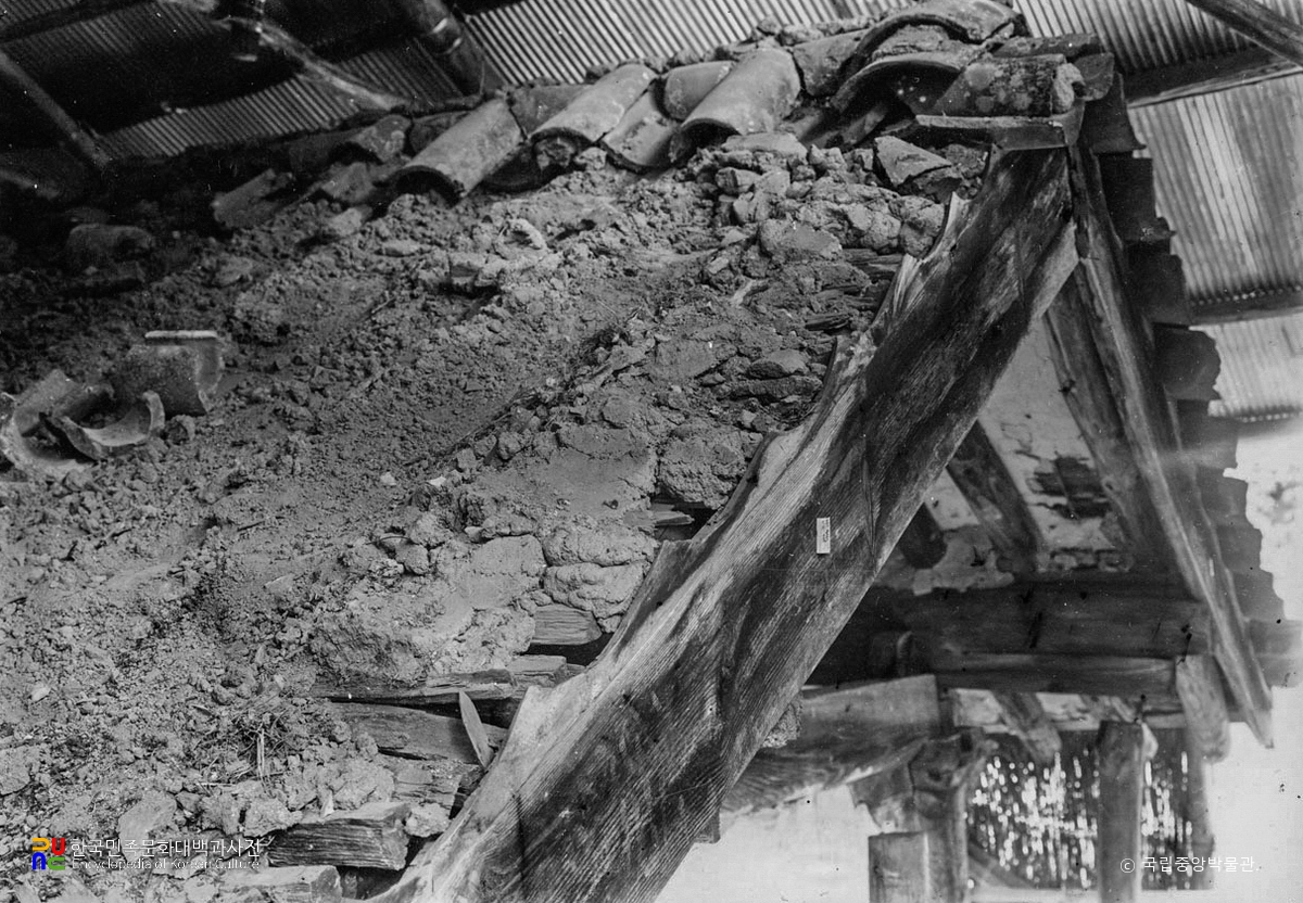 춘천 청평사 회전문 지붕 측면