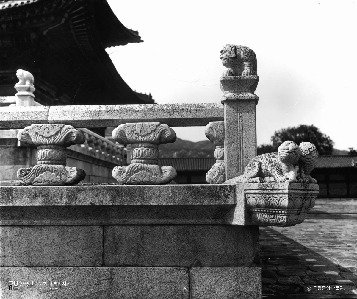 서울 경복궁 근정전 월대 남서쪽 석제 난간