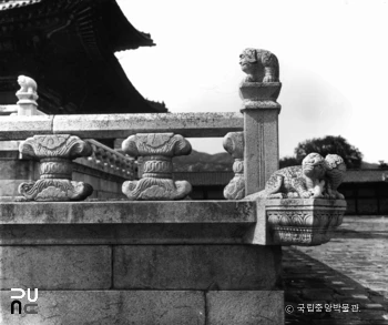 서울 경복궁 근정전 월대 남서쪽 석제 난간