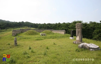 당진 이의무의 묘 및 신도비 전경