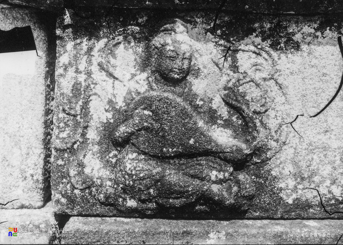 구례 화엄사 사사자 삼층석탑 중 기단부의 천인상