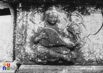 구례 화엄사 사사자 삼층석탑 중 기단부의 천인상