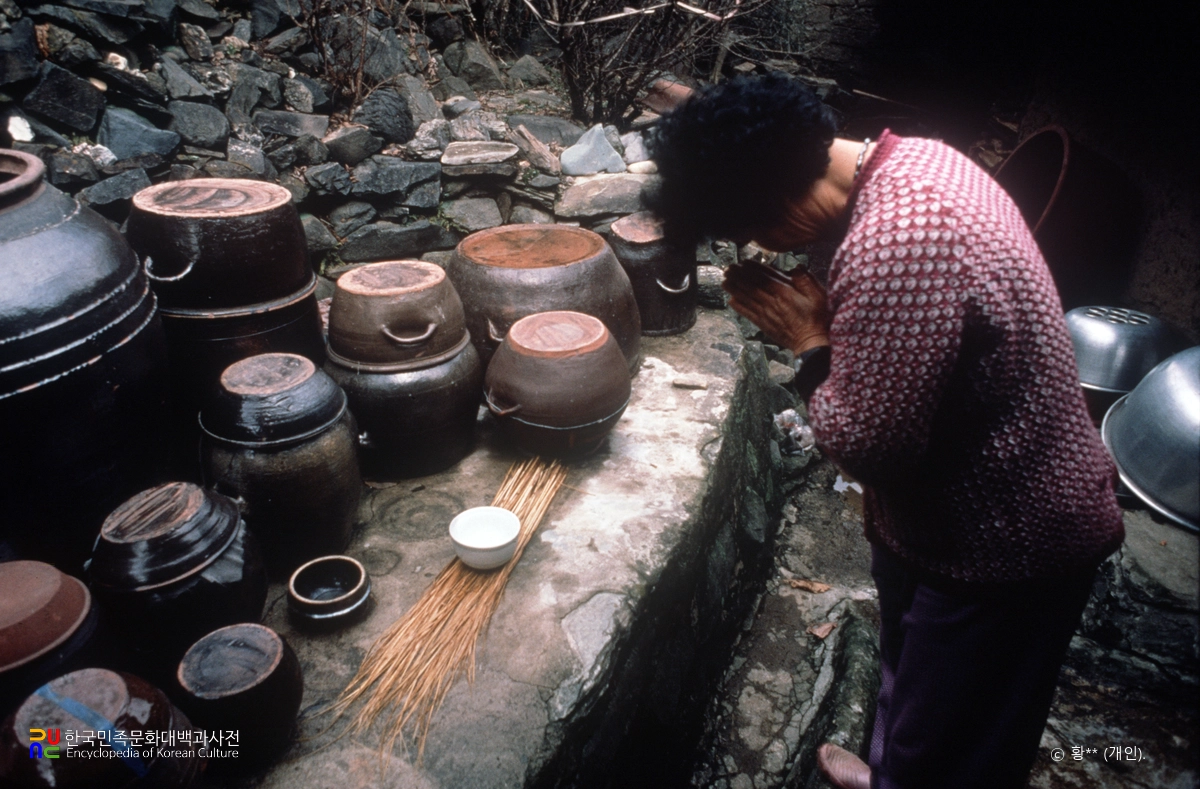 칠성신에게 기원하는 모습