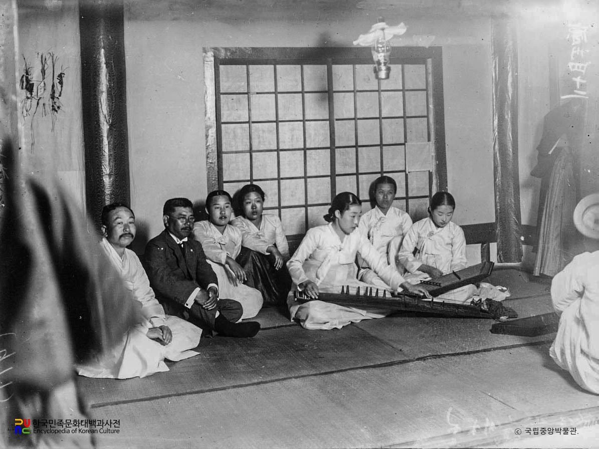 가야금을 연주하는 기생