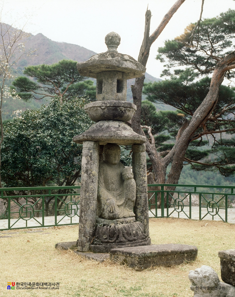 구례 화엄사 사사자 삼층석탑 앞 석등 정측면