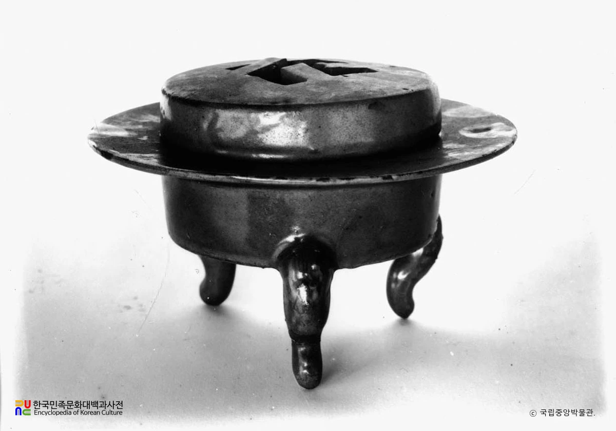 고려 고분 출토 청자 투각 만자문 수각 향로