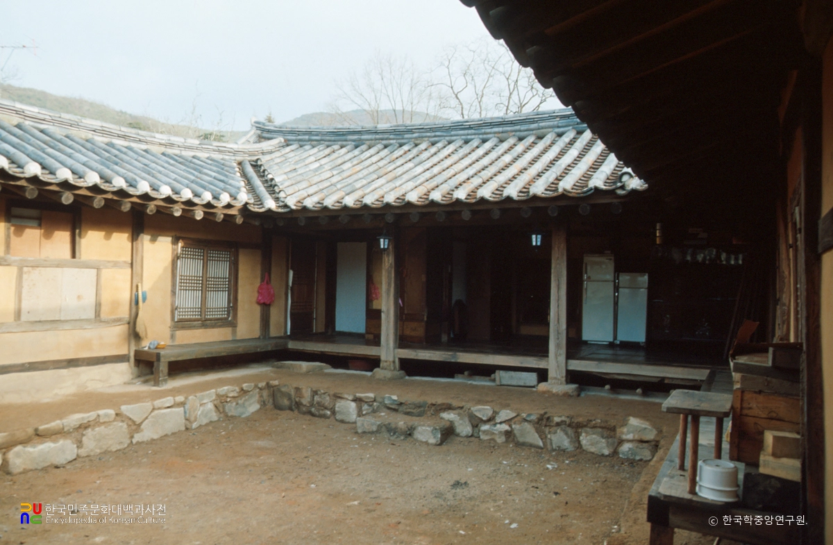 아산 용궁댁 안채와 마당