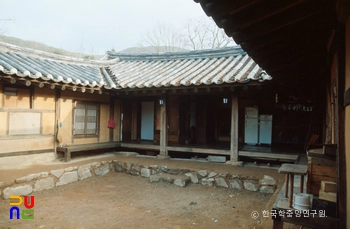 아산 용궁댁 안채와 마당