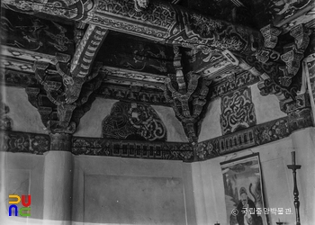 강화 전등사 약사전 내부 우측 상부 가구