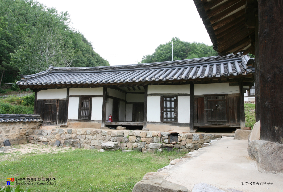 안동 예안향교 교직사 정측면