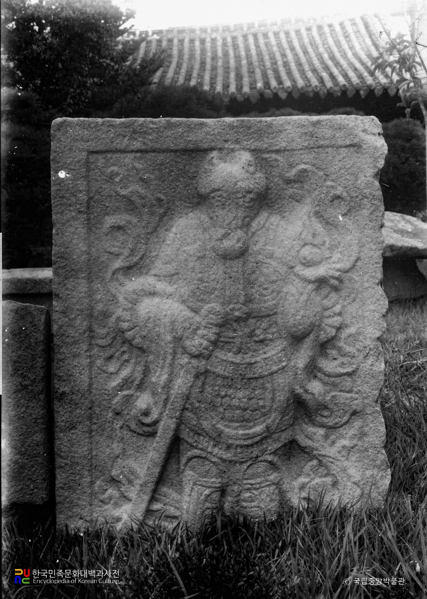 경주 낭산에서 출토된 십이지신상 중 말상 정면