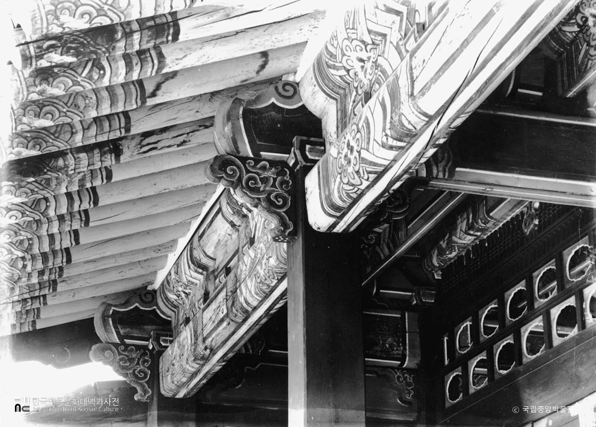 서울 경복궁 중 양의문 처마