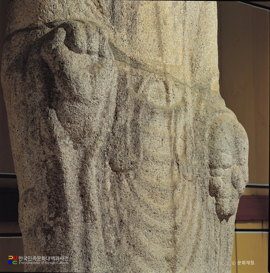 제천 물태리 석조여래입상의 수인