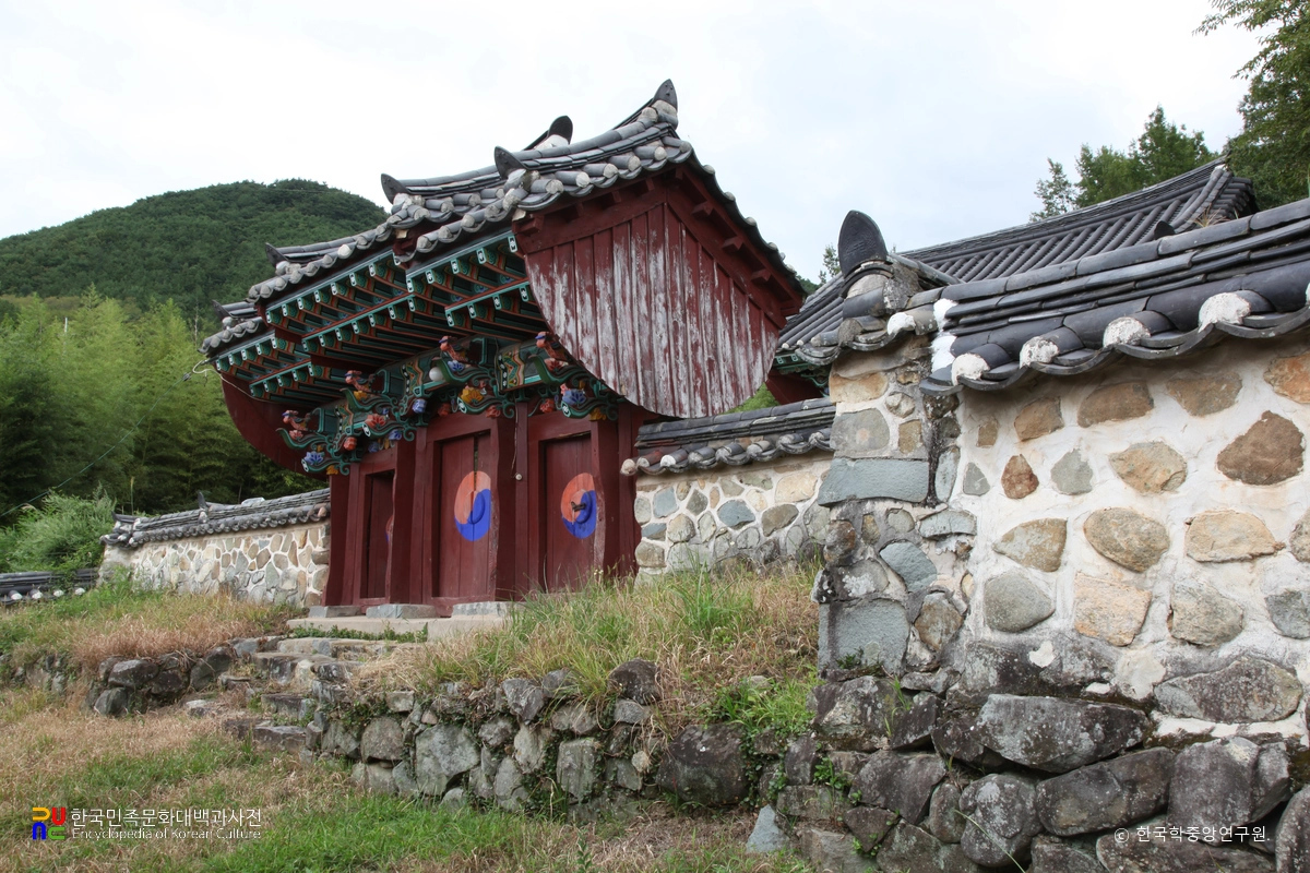 경남 고성 도산서원 중 내삼문 좌측면