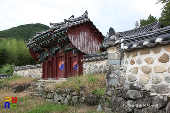 경남 고성 도산서원 중 내삼문 좌측면