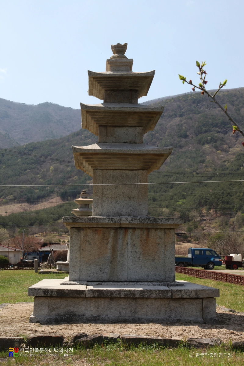 산청 단속사지 동 삼층석탑 좌측면