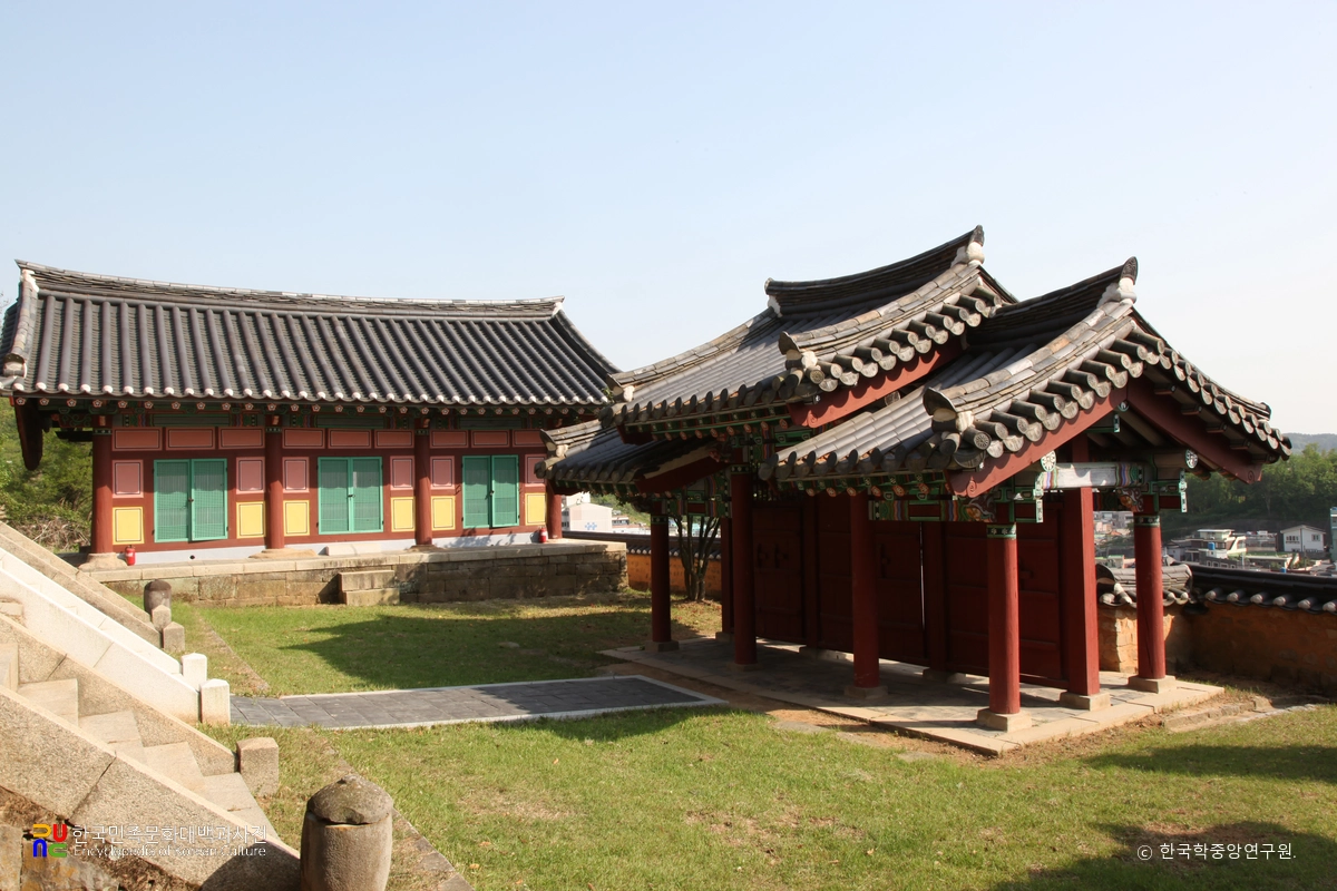 진주 진주향교 중 동무와 내삼문