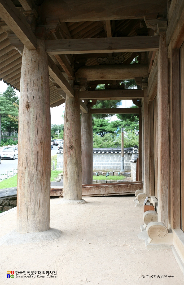 강릉 임영관 삼문 기둥 측면