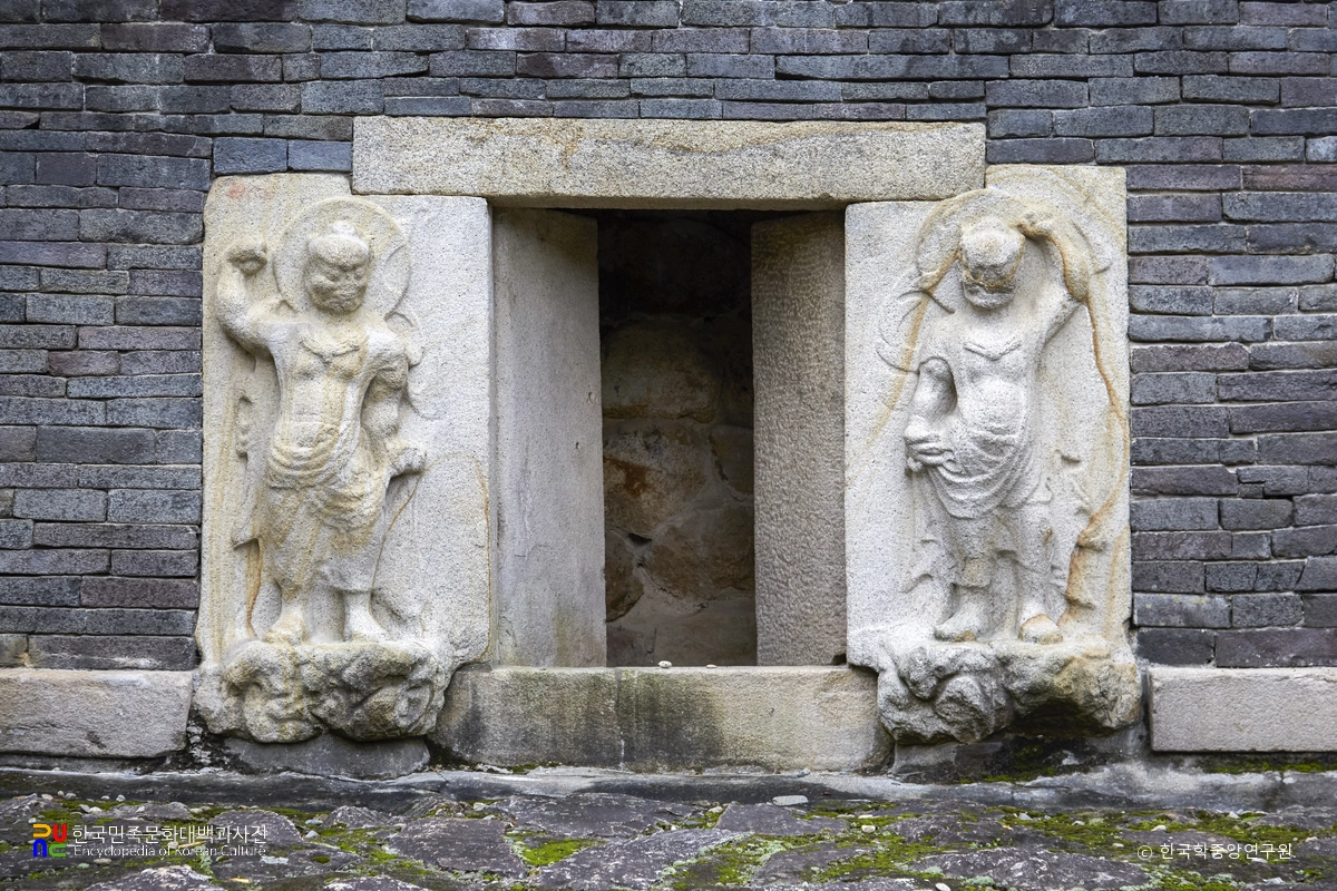 경주 분황사 모전석탑의 북쪽 인왕상 정면