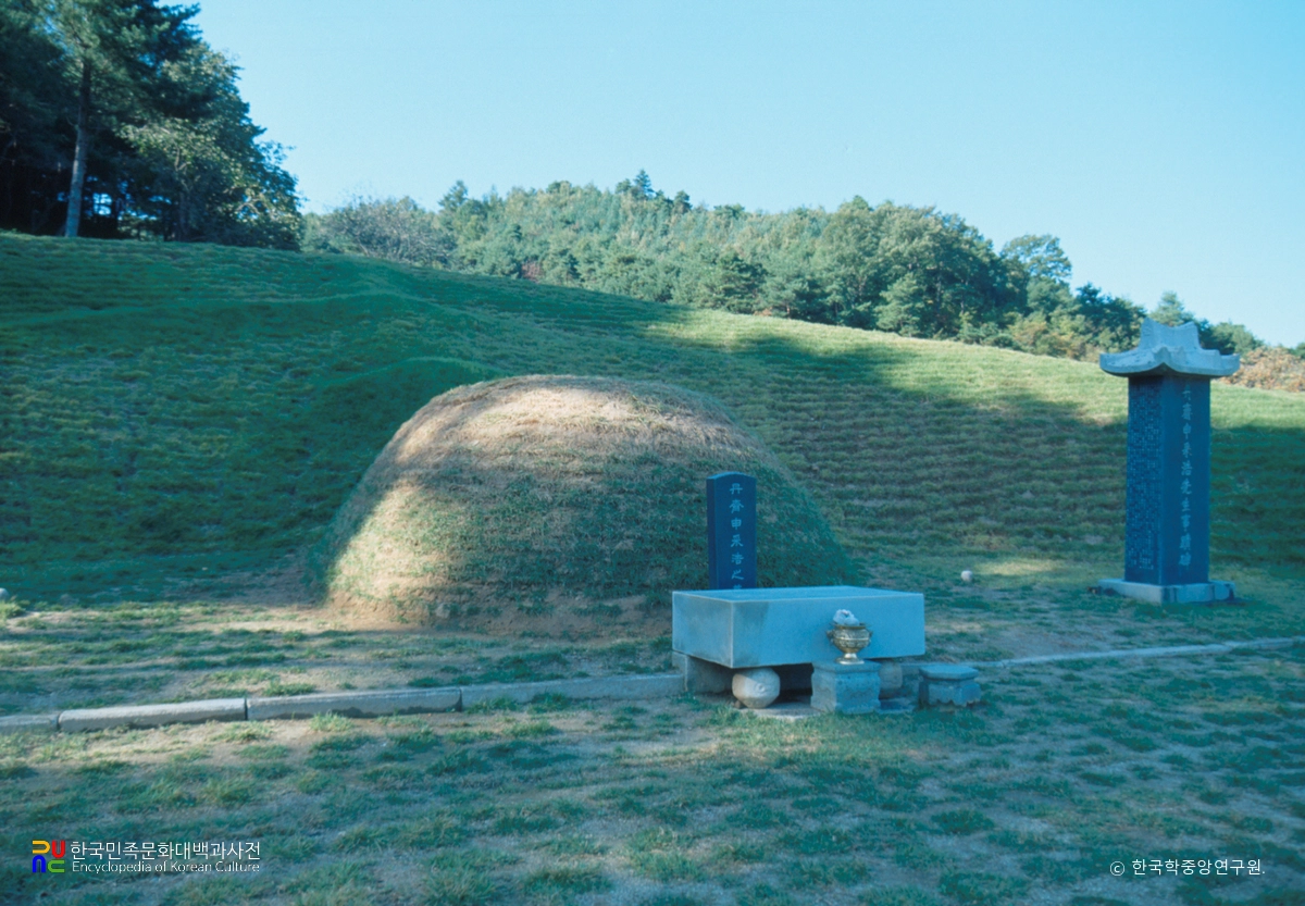 청주 단재 신채호 사당 및 묘소 중 묘소 정측면