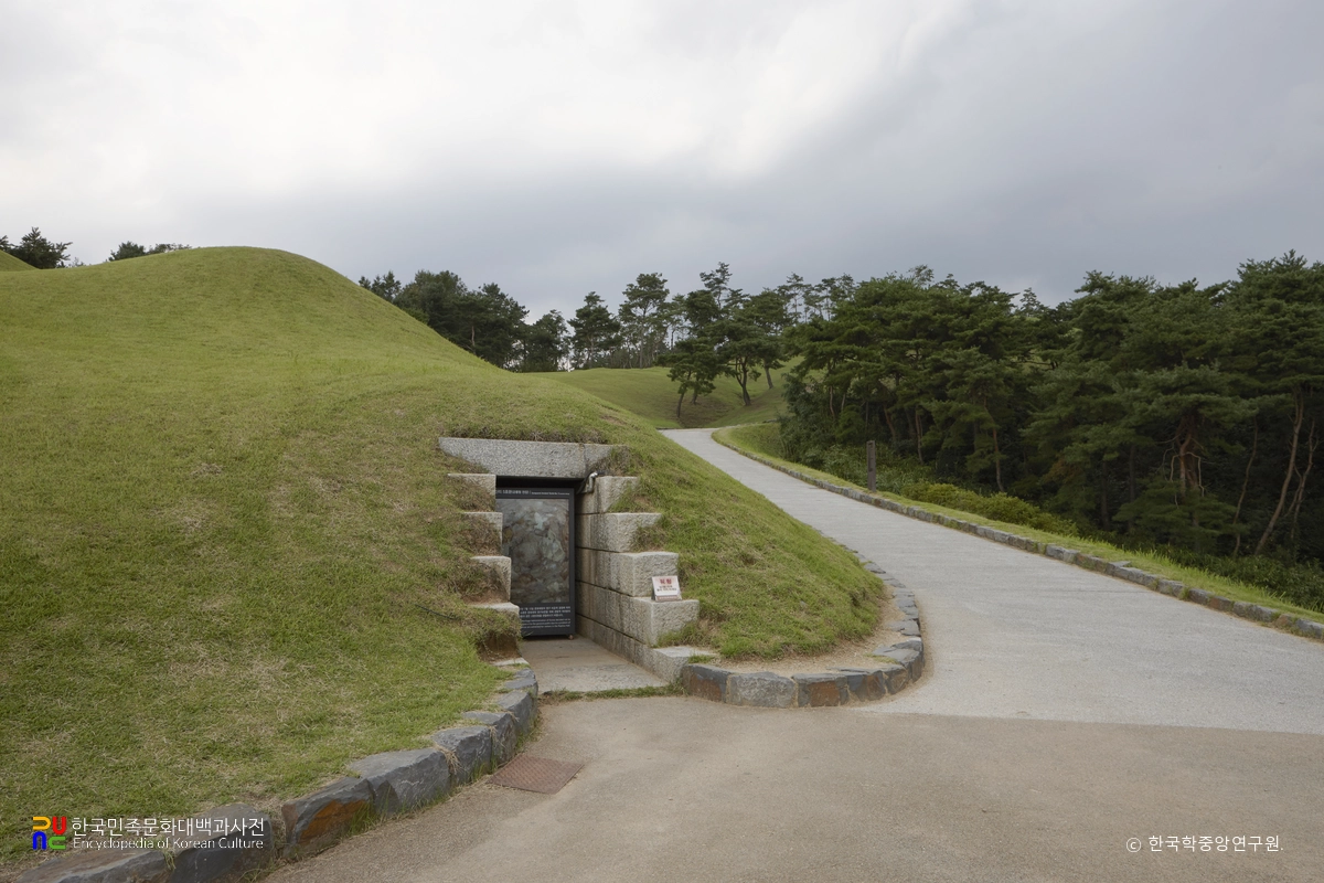 공주 송산리 고분군 중 5호분 입구 정측면