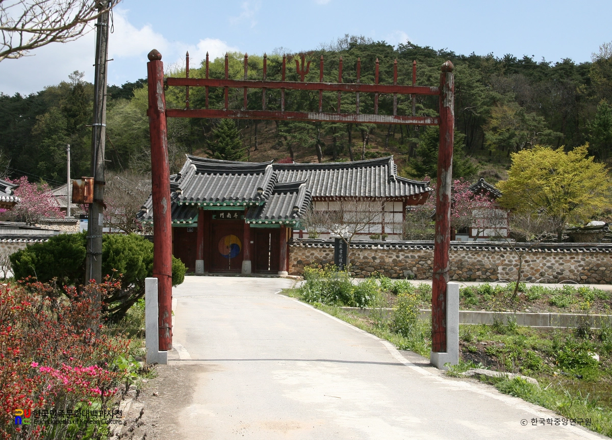 봉암서원 / 홍살문