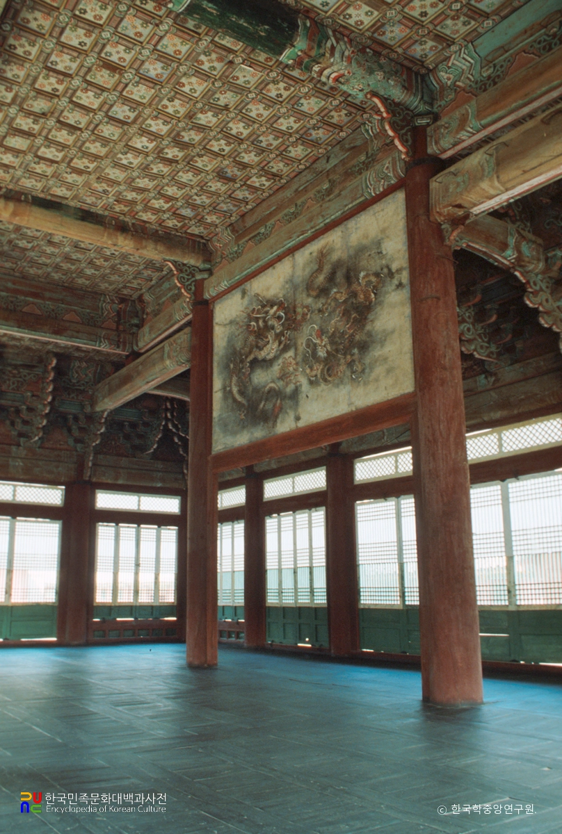 서울 경복궁 사정전 내부 운룡도 정측면