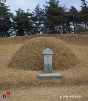 서울 사육신 묘 중 유성원 묘 정면