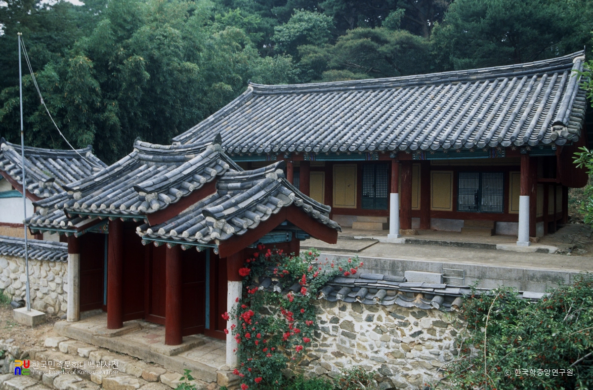 홍성 결성향교 중 대성전과 내삼문 정측면