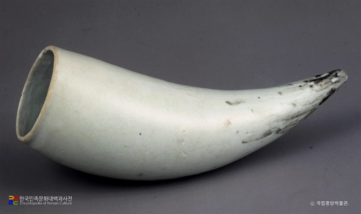 백자 철채 뿔잔