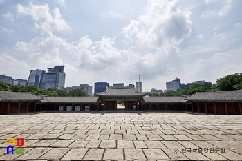 서울 경희궁지 중 숭정전에서 바라본 숭정문 전경