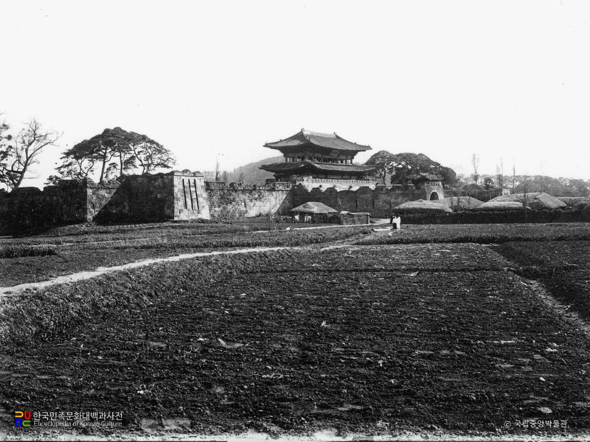 수원 화성 장안문과 적대 전경