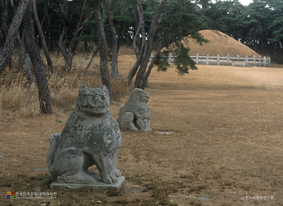 경주 신라 원성왕릉 석상 및 석주 일괄 중 좌측 석사자