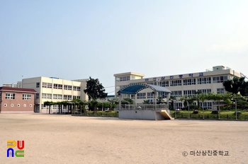 마산삼진중학교