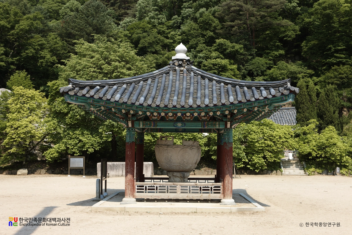 보은 법주사 석련지 전경