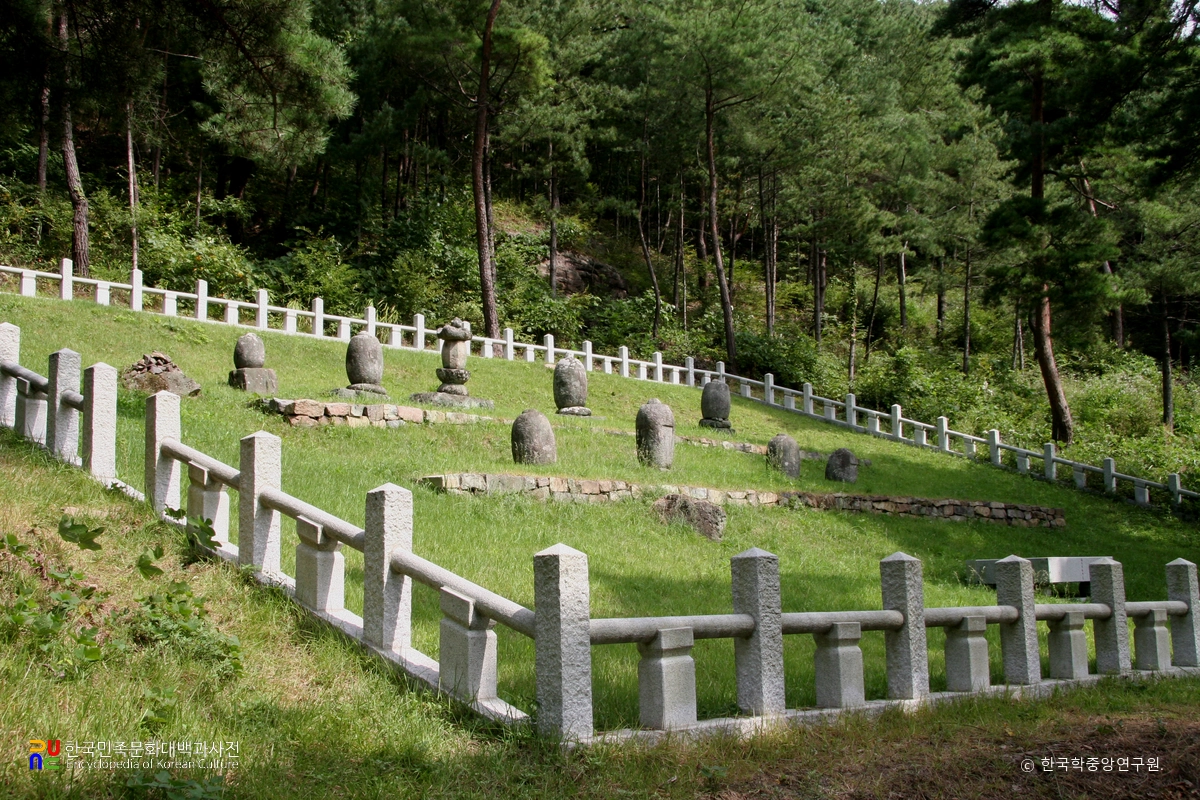 의령 수도사 석탑 및 부도군 / 부도