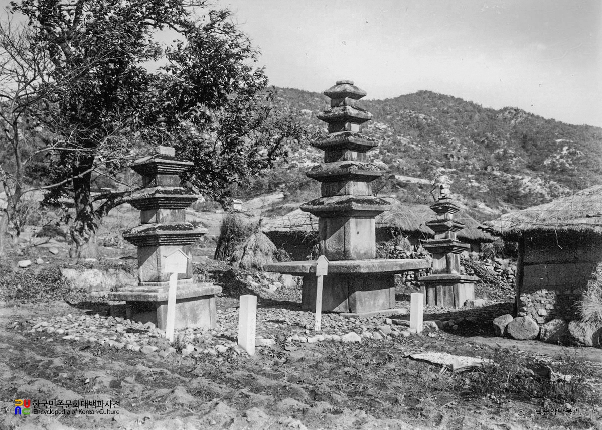 개성 영통사 석탑군 우측면 전경