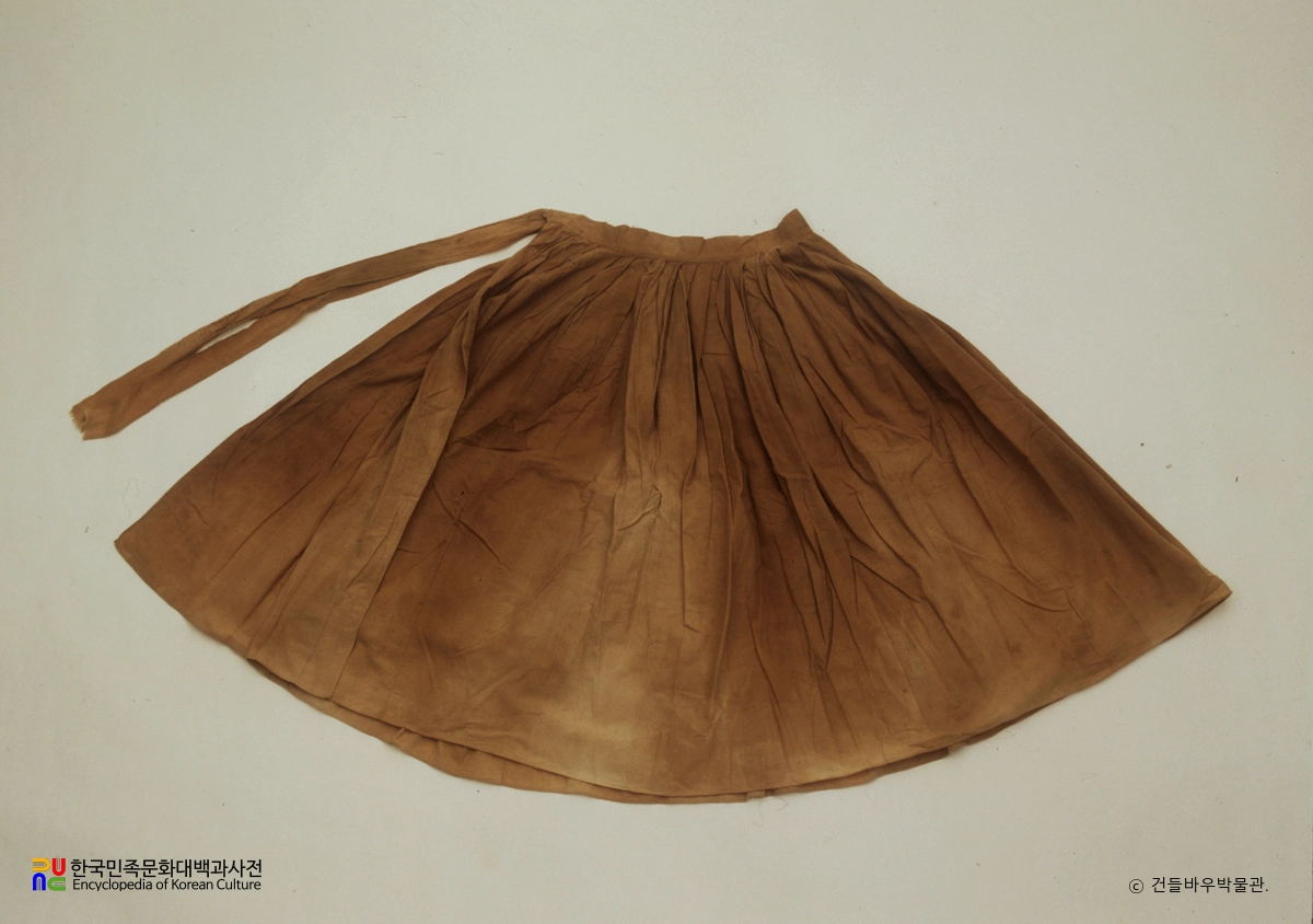 진주하씨 묘 출토 유물 중 치마