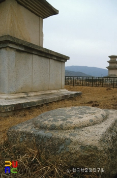 경주 천군동 동ㆍ서 삼층석탑 중 서삼층석탑 구역 내 주춧돌