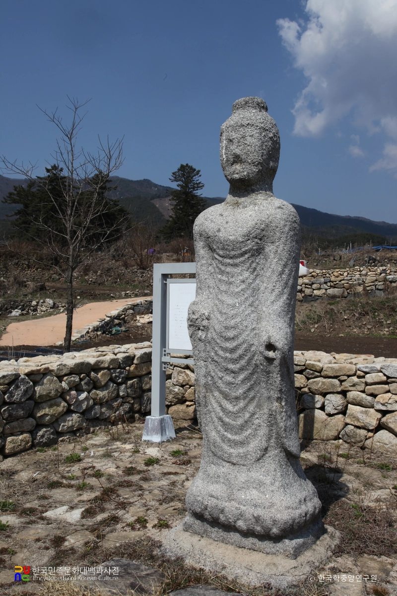 함양 극락사지 석조여래입상 우측면