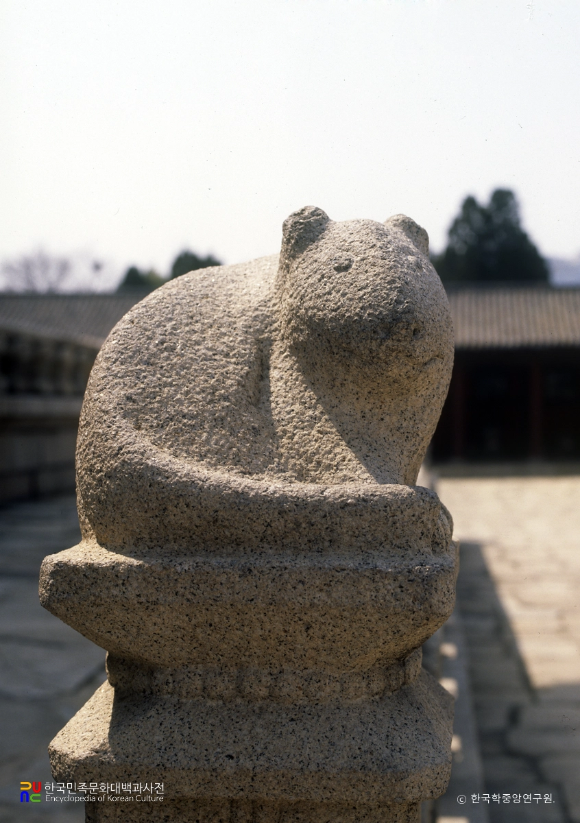 서울 경복궁 근정전 십이지신상 중 쥐상 정측면