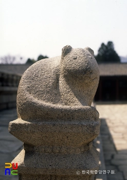 서울 경복궁 근정전 십이지신상 중 쥐상 정측면