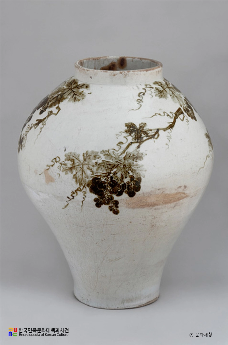 백자 철화포도문 항아리