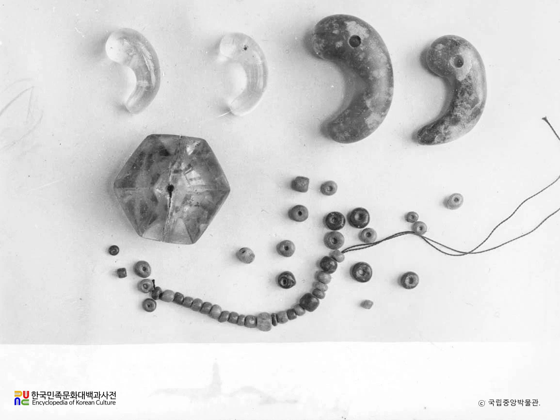 경북 경주 황오동 제16호분 곡옥과 유리구슬