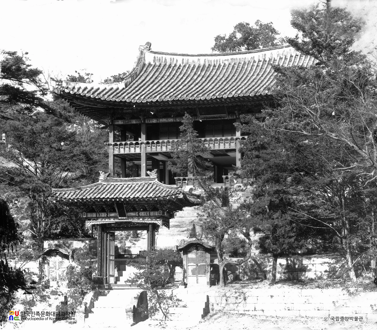 서울 창덕궁 후원 주합루와 어수문