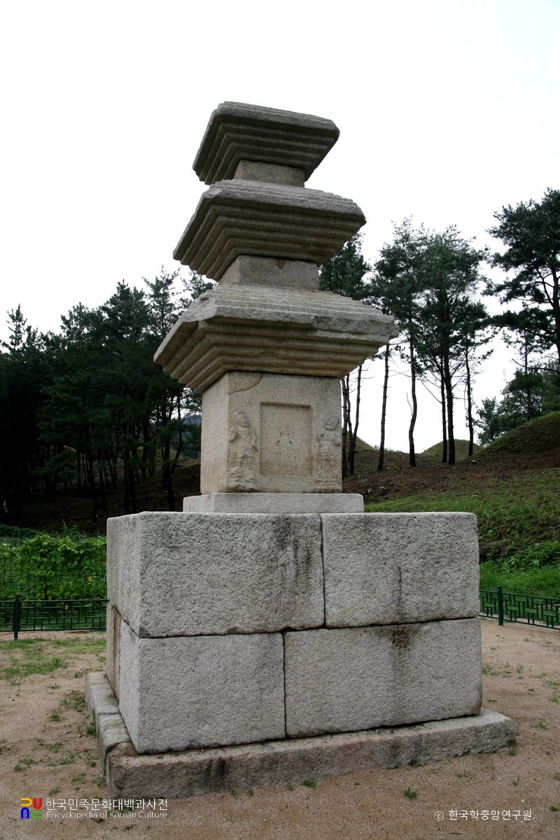 경주 서악동 삼층석탑 정측면