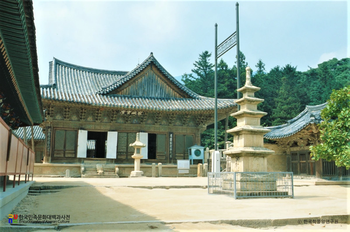 양산 통도사 대웅전 동측면