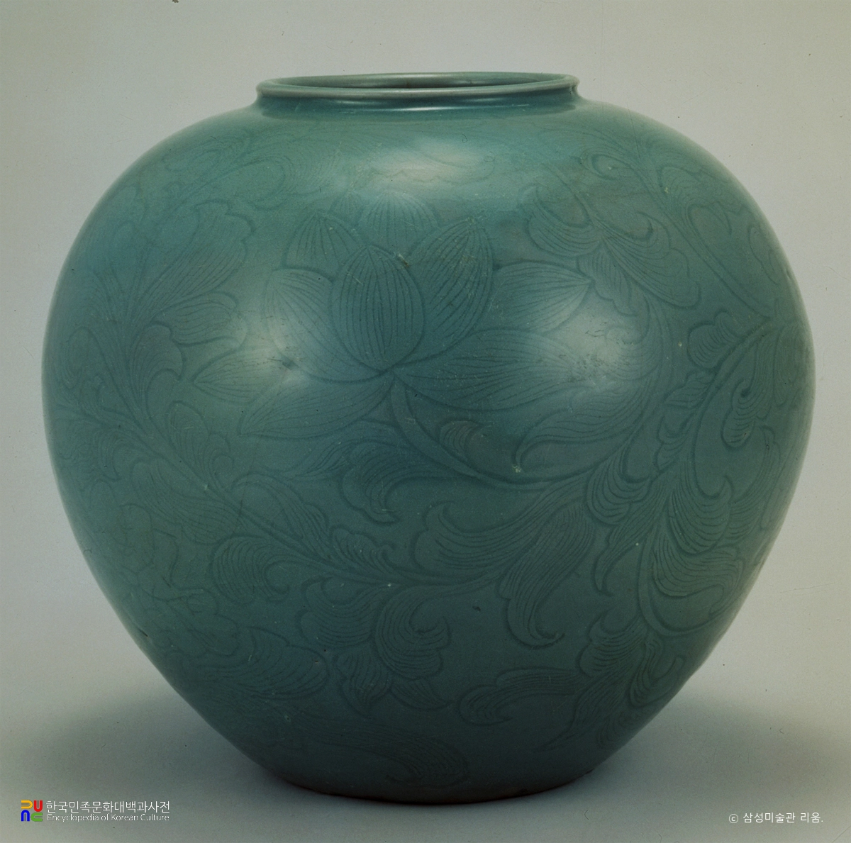 청자 음각 연화당초문 항아리