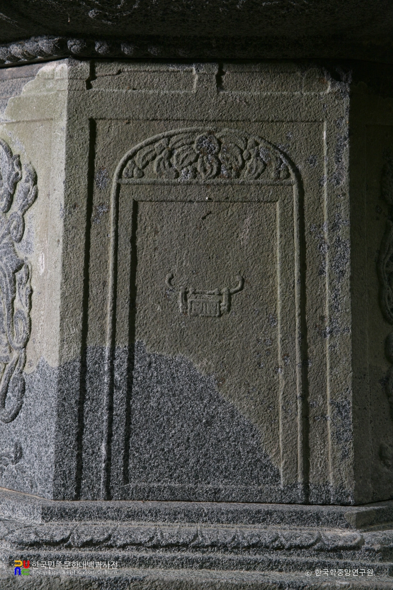 구례 연곡사 동 승탑 중 탑신 문비형